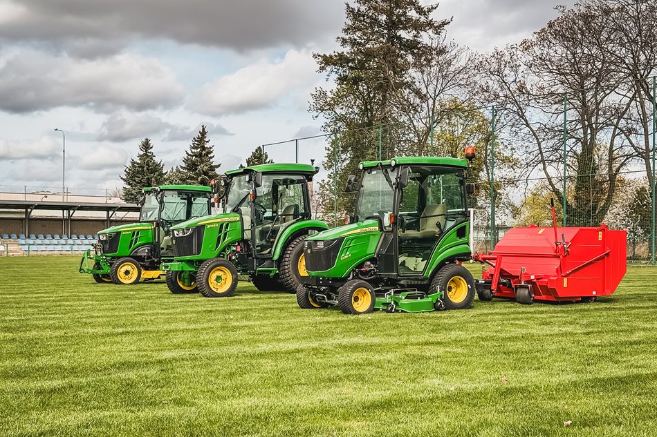Flotila souprav traktorů John Deere a strojů pro údržbu sportovních hřišť se začátkem dubna představila ve Sportareálu Satalice